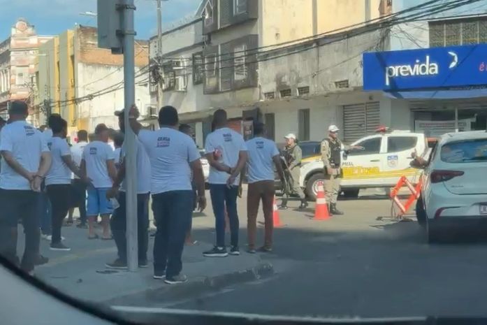 Vídeo: organizadores de ato contra concessão da Ceasa denunciam que PM impede acesso de manifestantes à frente da Assembleia Legislativa