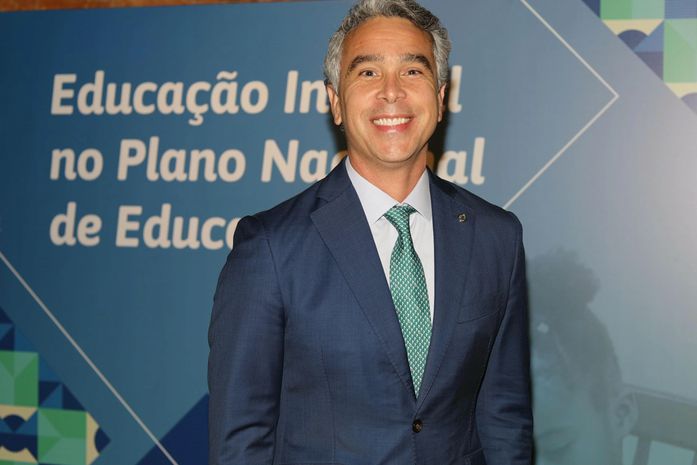 Presidente da bancada da educação, deputado Rafael Brito lidera debate e ações para 2025