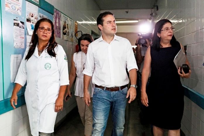 Renan Filho vistoriou obra uma semana antes de água jorrar do teto da Maternidade Santa Mônica