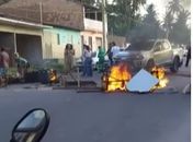 Por falta de água por mais de 15 dias, moradores bloqueiam passagem de veículos na AL-101 Norte