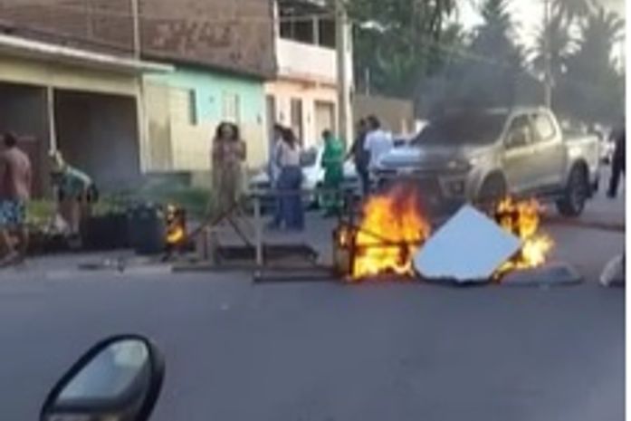 Por falta de água por mais de 15 dias, moradores bloqueiam passagem de veículos na AL-101 Norte