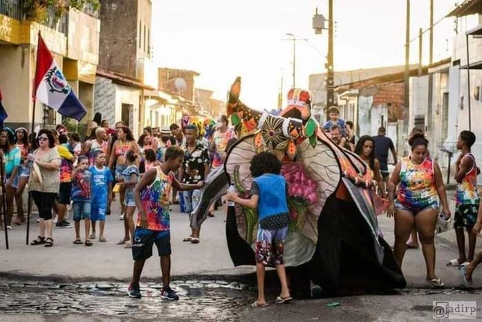Longe da orla, blocos mantêm carnaval vivo no Bom Parto, bairro marcado pelo crime da Braskem