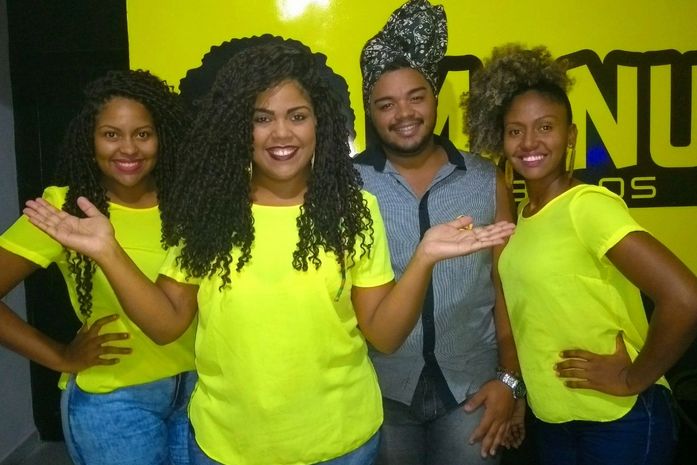 As tranças do Salão da Manu tecem fio a fio uma rede do empoderamento de pretas.