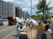 Integrantes do Movimento Brasil Livre realizam caminhada antipetista na orla de Pajuçara