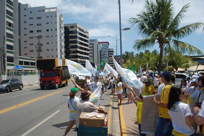 Integrantes do Movimento Brasil Livre realizam caminhada antipetista na orla de Pajuçara