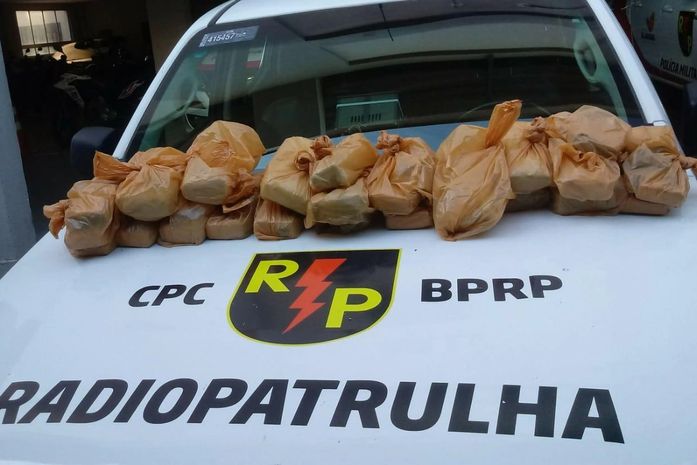 Foram apreendidos 18kg de maconha.