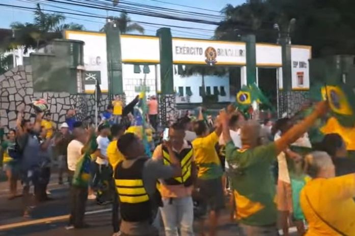 Manifestantes contestam resultado de eleição e bloqueiam