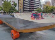 Skate é feito em madeira e alumínio e reproduz equipamento original
