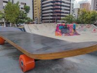 Skate é feito em madeira e alumínio e reproduz equipamento original

