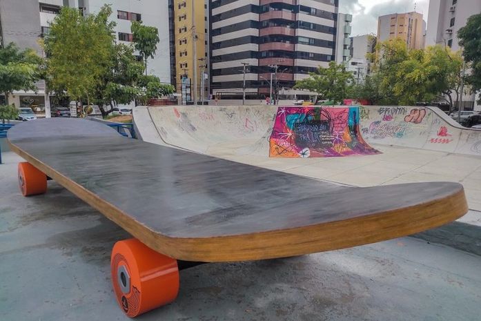 Skate é feito em madeira e alumínio e reproduz equipamento original