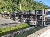 Carreta tomba e interdita trecho da BR 101 entre Alagoas e Pernambuco