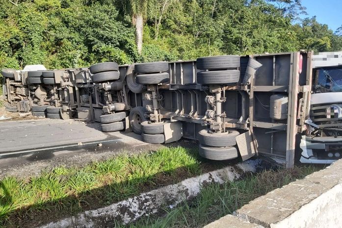 Carreta tomba e interdita trecho da BR 101 entre Alagoas e Pernambuco