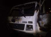 Caminhão com água mineral pega fogo em garagem de casa no interior de Alagoas 