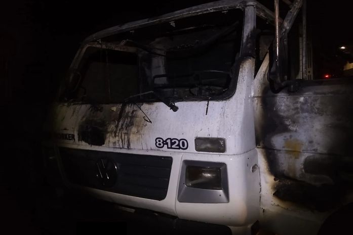 Caminhão com água mineral pega fogo em garagem de casa no interior de Alagoas