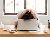 Irritabilidade e insônia: especialista desmistifica sintomas do "burnout silencioso" que afeta trabalhadores em AL