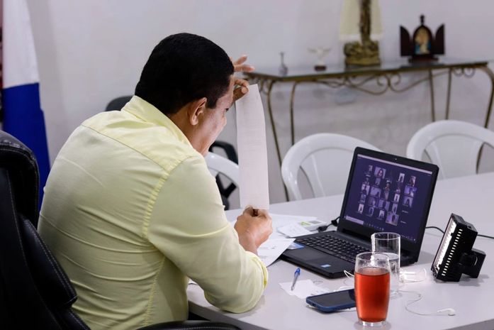 Prefeito Júlio Cezar dá posse a 92 servidores da área da Educação