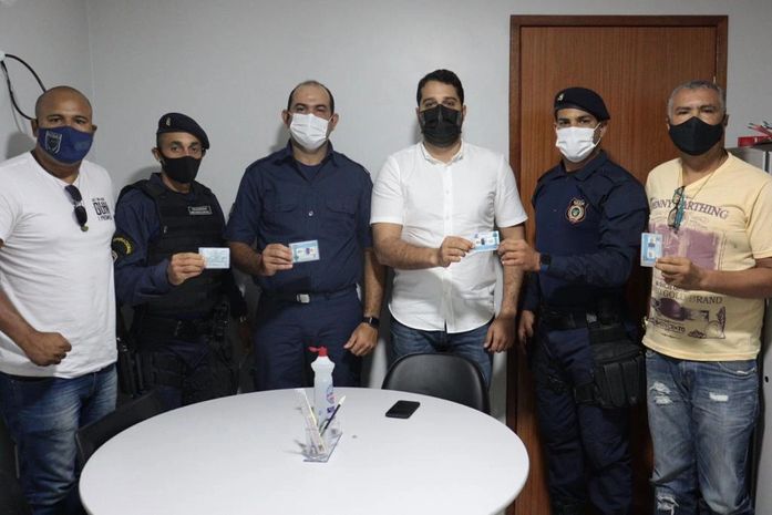 Prefeito Arthur Freitas entrega carteiras funcionais para guardas municipais de Santana do Mundaú