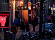 Holanda reabre clubes de sexo, mas recomenda a prostitutas evitarem beijos