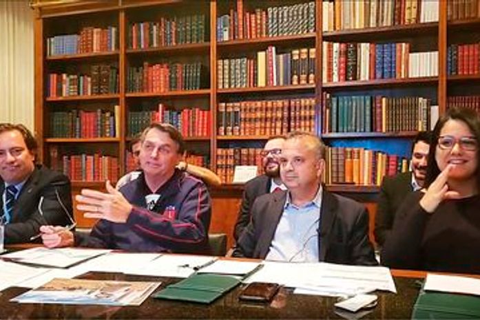 Bolsonaro diz que pode vetar trechos do PL das Fake News.