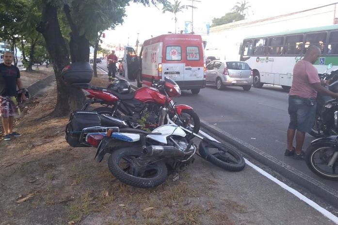 Colisão entre motocicletas deixa duas pessoas feridas na Durval de Góes Monteiro