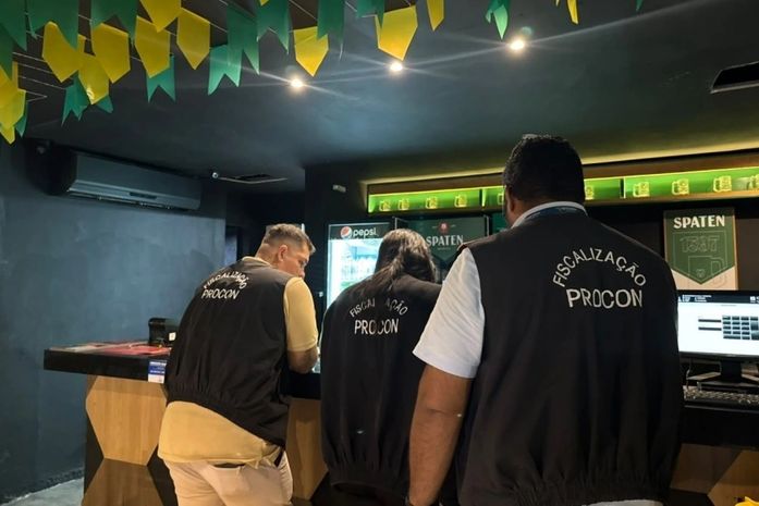 Bares e restaurantes são fiscalizados antes da estreia do Brasil na Copa do Mundo em Maceió