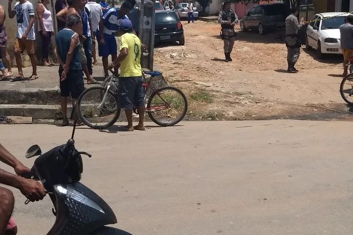 Homem é executado a tiros dentro de veículo; veja vídeo