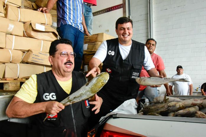 Prefeito Gilberto Gonçalves e Secretário Carlos Gonçalves mantém a tradição da entrega de peixes da Semana Santa