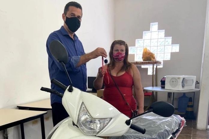 Prefeito Marlan entrega prêmios sorteados durante a live da Emancipação Política de Limoeiro