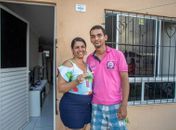 Família que teve casa colapsada por fortes chuvas recebe apartamento da Prefeitura