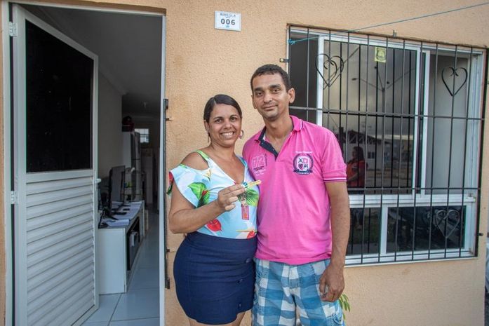 Família que teve casa colapsada por fortes chuvas recebe apartamento da Prefeitura