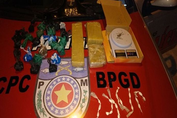 Material apreendido com a dupla