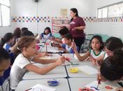 Prática do teatro ajuda crianças a vencer a timidez