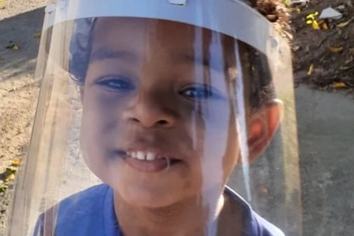 "Vou ficar aqui, cuidando das pessoas, Arísia Barros"-diz o menino,de quase 4 anos.