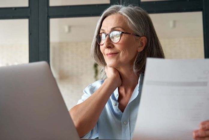 Etarismo contra mulher no mercado de trabalho: “envelhecer não é sinônimo de diminuição de competência”