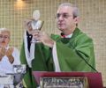 Padre Walfran mostra documento com regularidade de suas prestações de contas