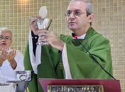 Padre Walfran mostra documento com regularidade de suas prestações de contas