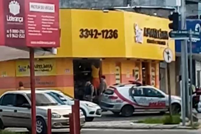VÍDEO: PM fecha lojas que descumpriam decreto de combate contra o Covid-19 em Maceió