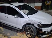 Motorista avança em cruzamento, deixa quatro feridos e quebra muro de supermercado em Arapiraca