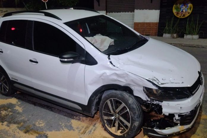 Motorista avança em cruzamento, deixa quatro feridos e quebra muro de supermercado em Arapiraca