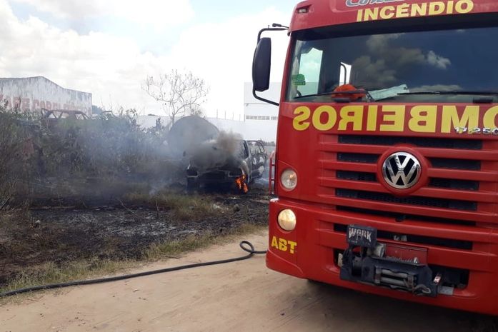 Fogo em vegetação atinge veículos