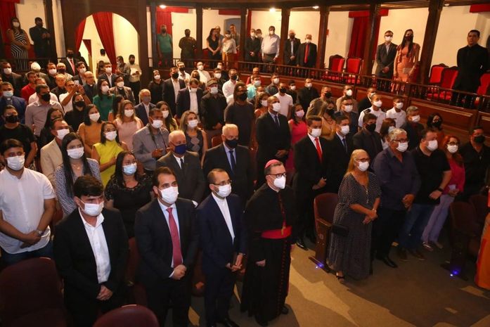 Novo bispo da Diocese de Penedo é recepcionado no Theatro Sete de Setembro; acompanhe posse em tempo real