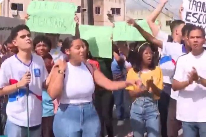 Alunos da Escola Théo Brandão bloqueiam rua em protesto contra falta de transporte escolar
