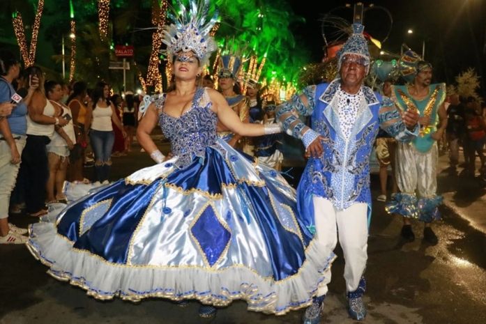 Escolas de samba levam brilho, alegria e muita arte para orla de Maceió