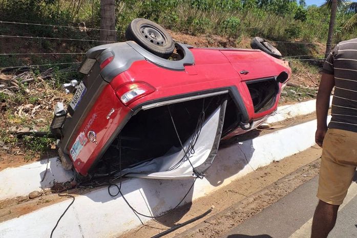 Motorista perdeu o controle da direção após problemas nos freios do veículo.