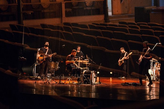 Marinho faz show para ninguém no Teatro Deodoro. Transmissão gratuita acontece no sábado (21), no Youtube