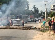 Rodovia AL-101 Norte é bloqueada por moradores durante protesto por melhorias  