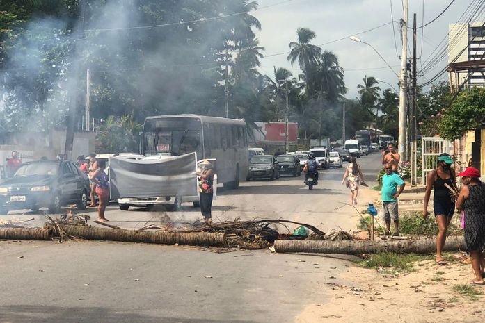 Rodovia AL-101 Norte é bloqueada por moradores durante protesto por melhorias