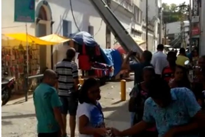 Poste caiu e ficou apoiado em telhado de estabelecimento.