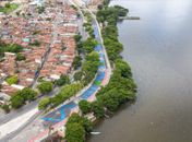 Asfalto na "Rua Aberta" ganha cores para se integrar ao verde das árvores e demais cores da paleta natural do ambiente 