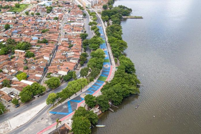 Asfalto na "Rua Aberta" ganha cores para se integrar ao verde das árvores e demais cores da paleta natural do ambiente